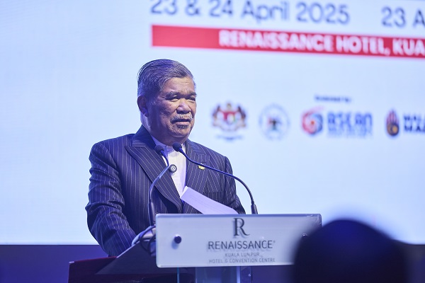 Hon. Minister Datuk Seri Mohamad Sabu, delivering his speech 